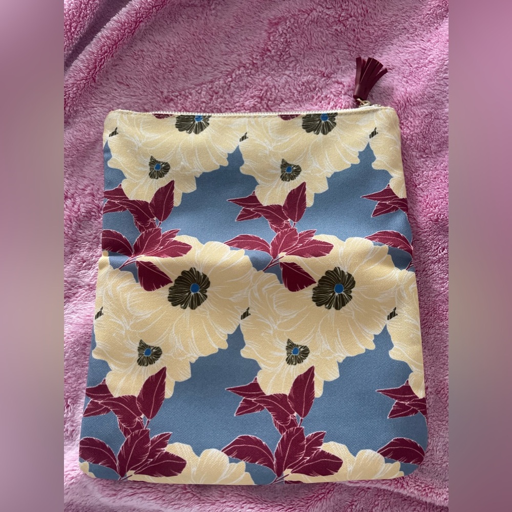 Zip up bag cute tassle flowers